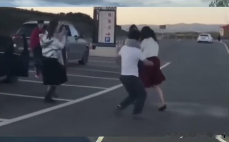 这个视频看着确实有点不舒服，穿着红裙子的女生看不清是谁，董宇辉很活跃，跳得很开心