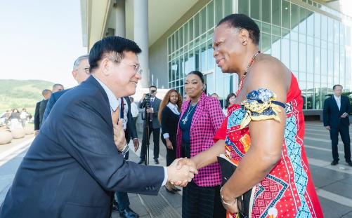 台当局高层秘密抵达非洲，包了一架飞机穿越13国领空，但还是晚了一步：没赶上！
 