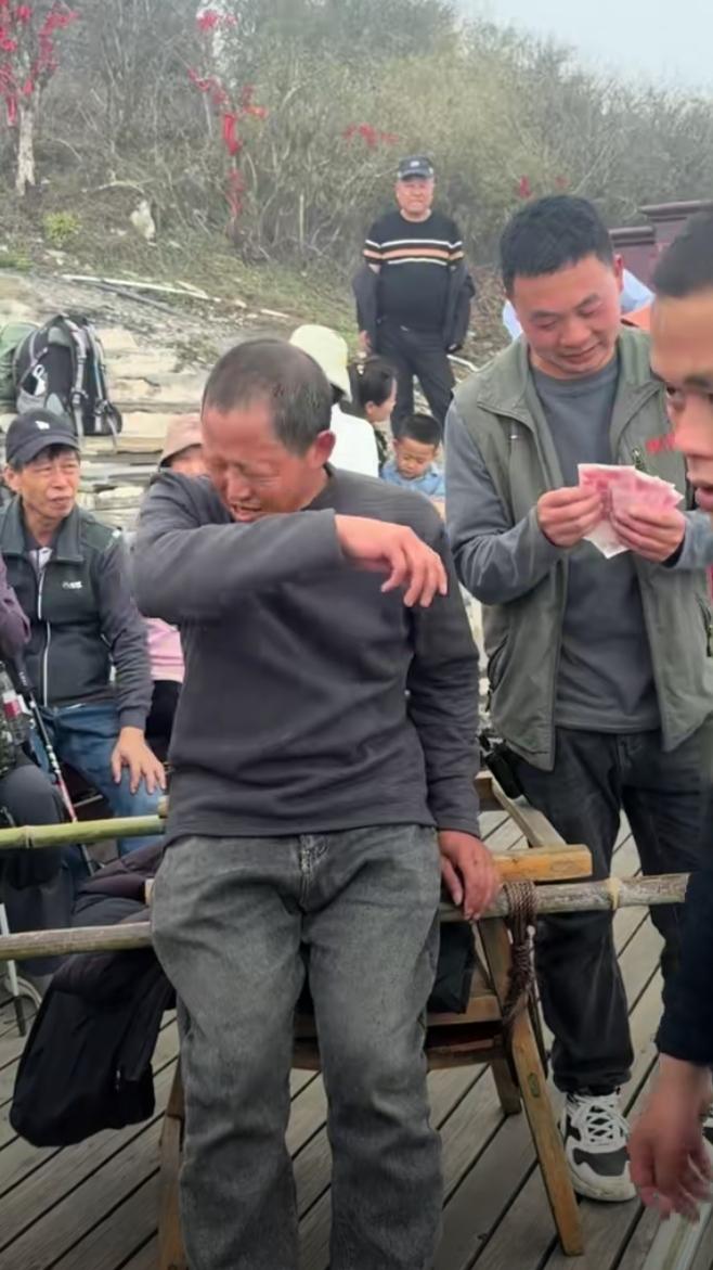 梵净山这一幕真的太戳心了！两位轿夫一整天没接到一单，好不容易鼓起勇气问游客，很多
