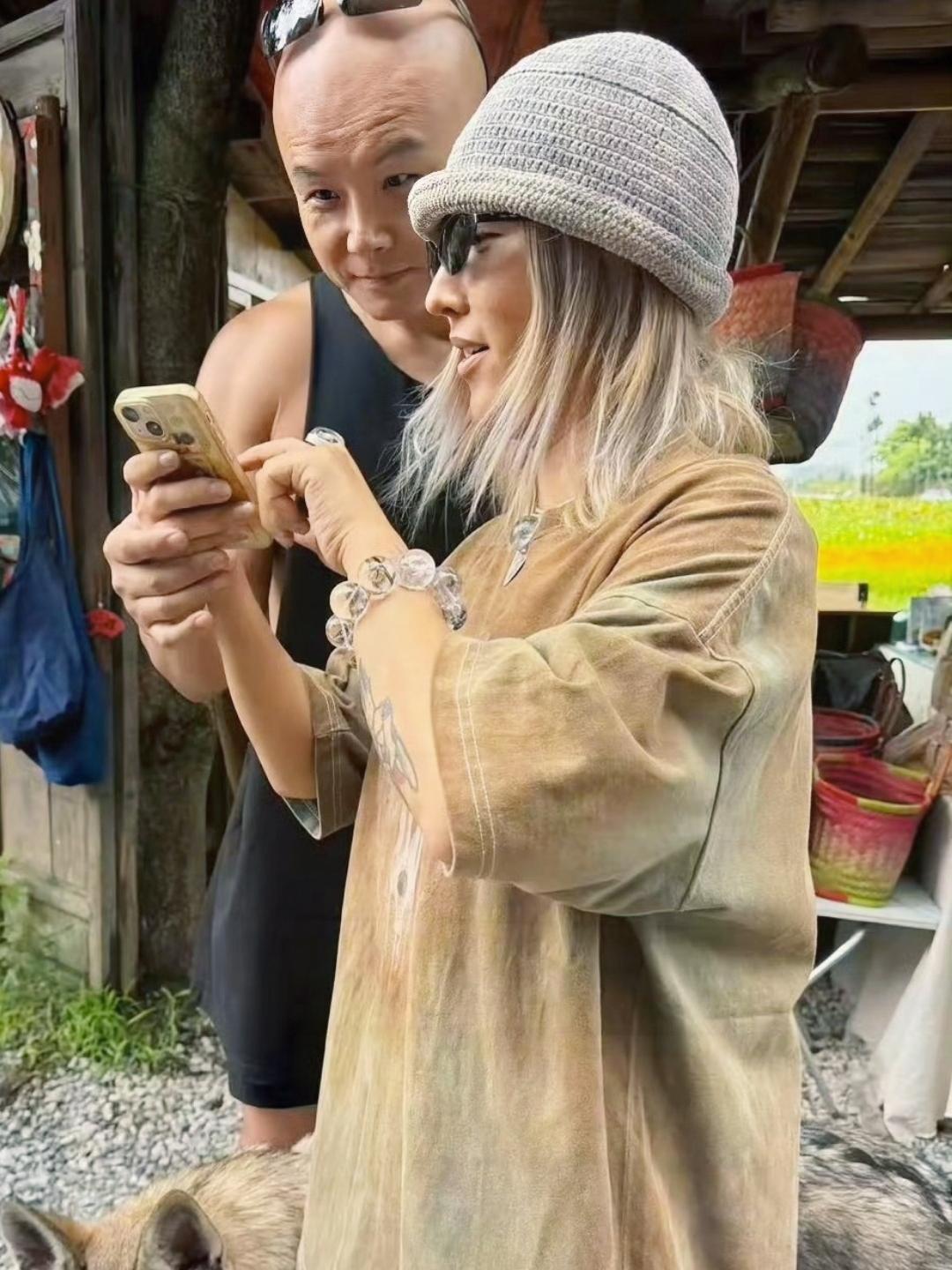 主持人乐嘉也挺倒霉的，当年意外受伤后个人就医信息被公开，让他人生受创，一度一蹶不