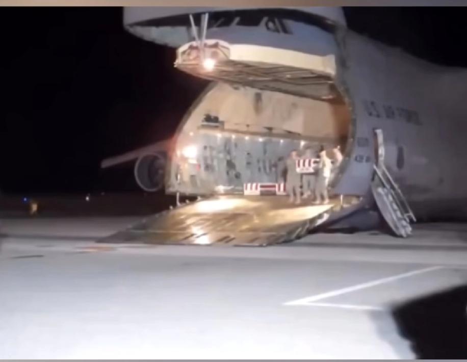 美军说自己死亡3人，但这个运输机门口就有4口，还抬着一头恐怖分子，里面怕是有一堆