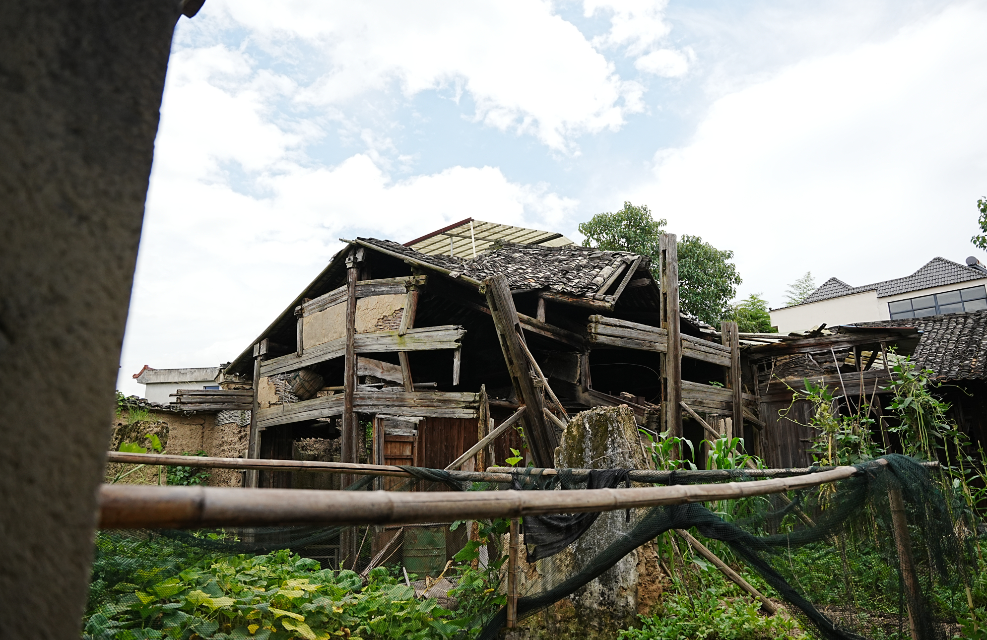 对于浙南松阳或丽水古建筑来说，砖这种建筑材料是比较缺位的，无论是豪宅还是小院，可