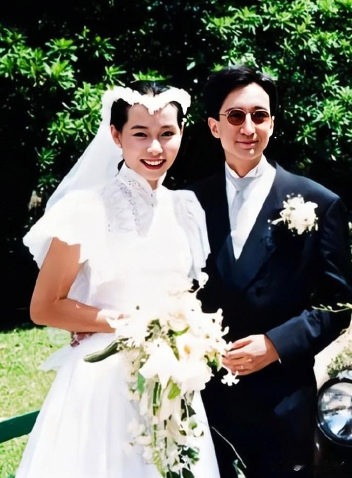 1988年，25岁的叶童与34岁的陈国熹在巴黎结婚时的照片，两人郎才女貌，至今婚
