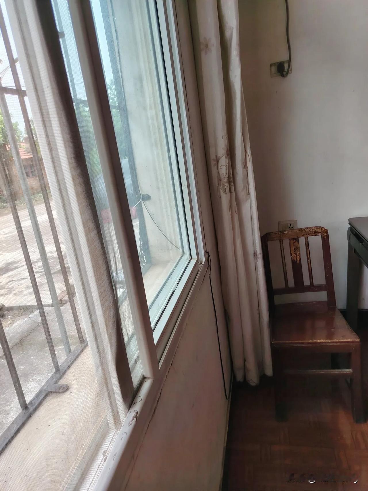 这段时间，湖北高温不下，每天晚上睡觉都要开空调睡觉的，就要关门关窗，这样以免冷气