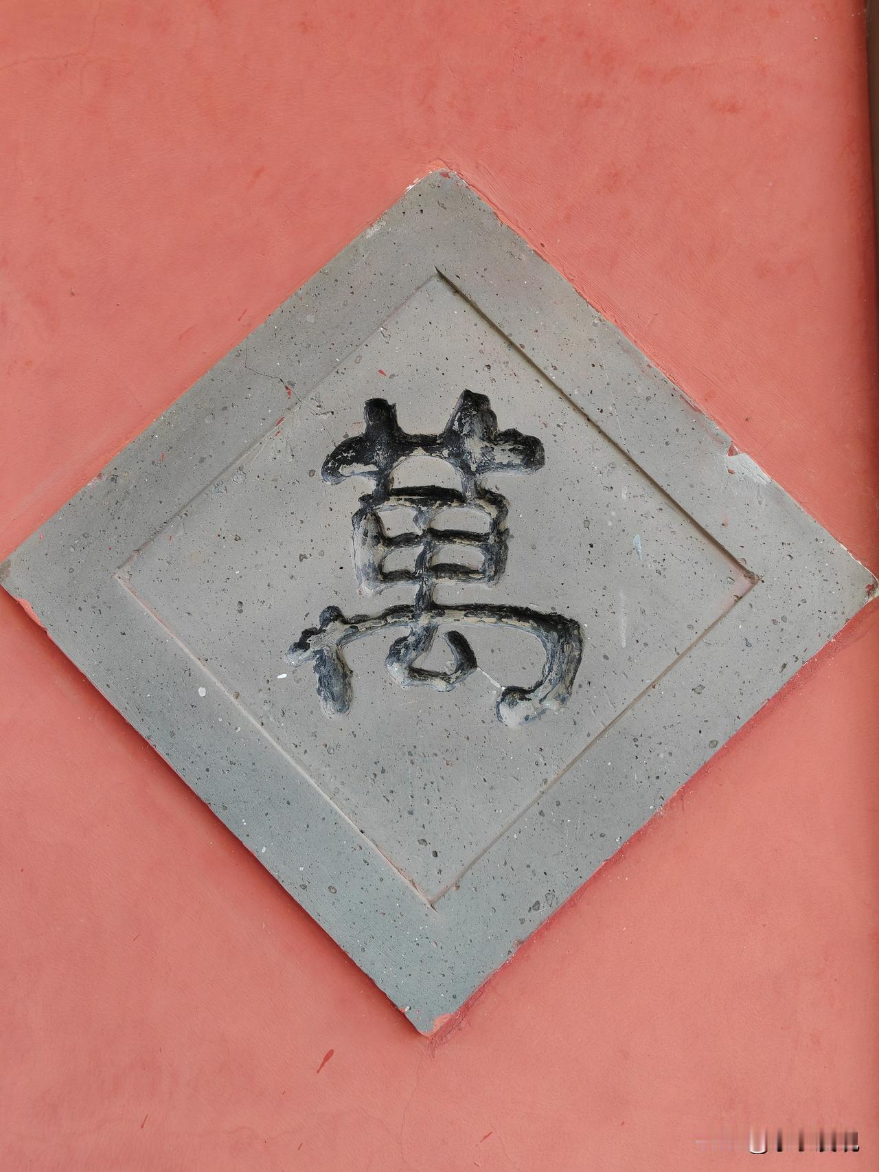 2026年5月3日，正值五一假期，北京什刹海景区游人熙攘。北京的天气变幻无常，然
