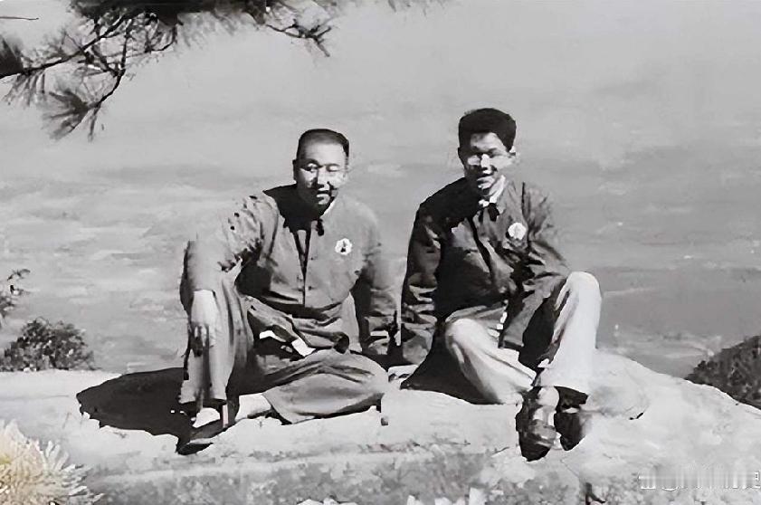 1977年的一天，华主席在秘书的陪同下到大庆油田视察工作，他们路过一个大型水库，