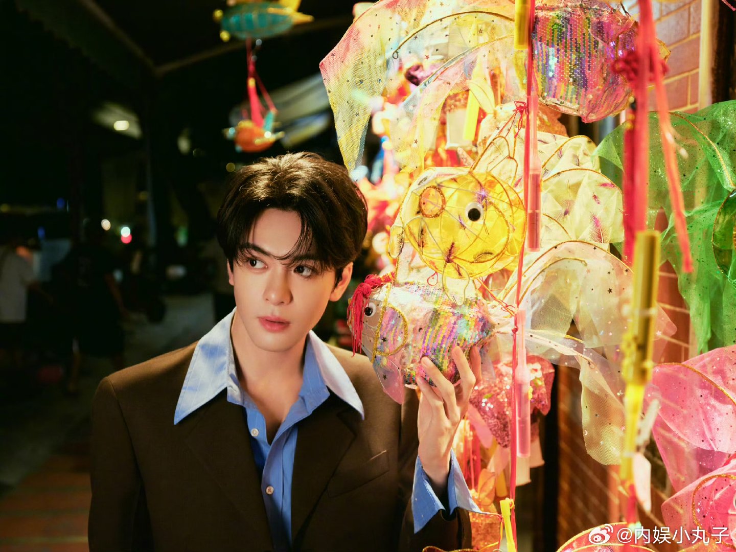 曾舜晞提灯逛逛等月光曾舜晞花灯氛围感大片啊啊啊啊！曾舜晞这组花灯大片，真的把氛围