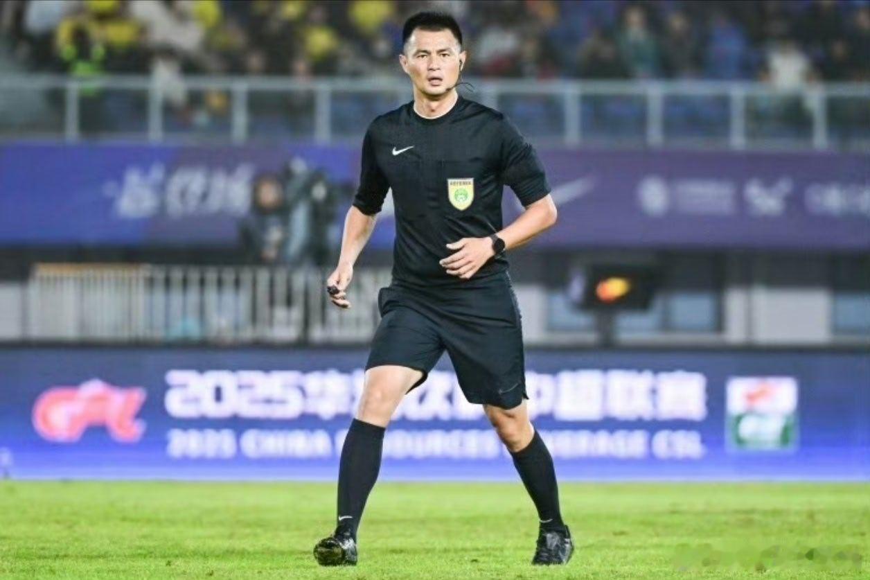 中超金哨执裁上海德比！李海新主哨申花vs海港焦点战，执法尺度成胜负关键引全网关注