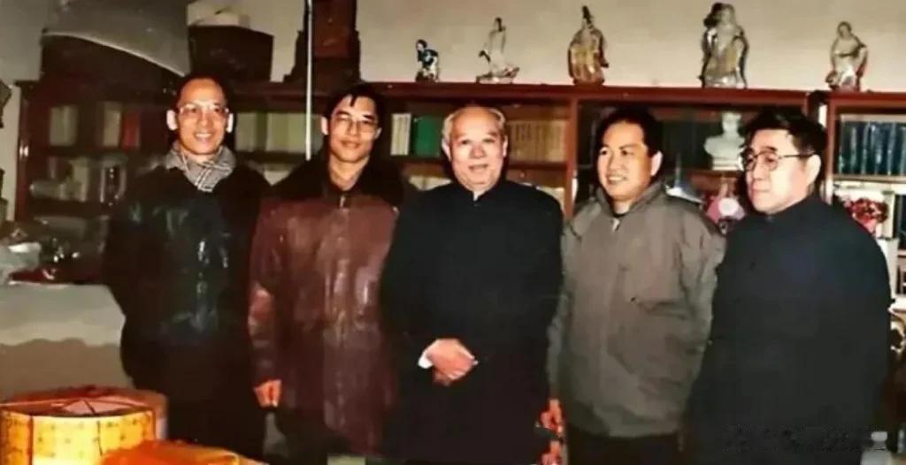 晚年的汪东兴，一张罕见的留影，镜头中的他精神矍铄，身体健康，他平时喜欢打台球，热