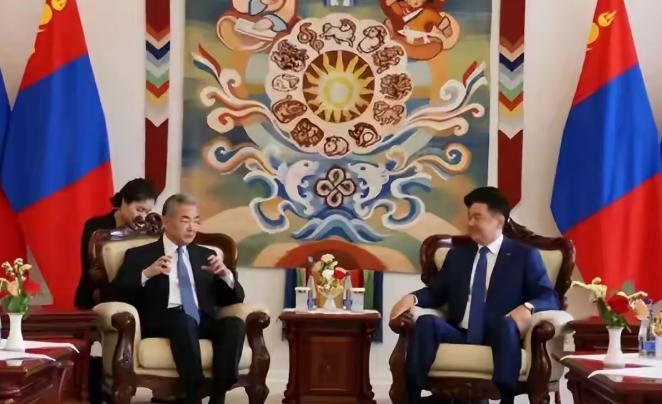见过翻脸比翻书快的，但真没见过底线这么低的。中国刚结束对蒙古国的访问，专机才落地