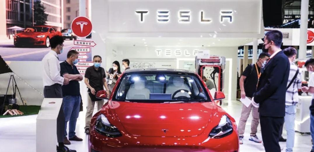 S在碰撞后车门无法开启，车内五名乘客全部被困于迅速蔓延的火海中不幸遇难。自己的也