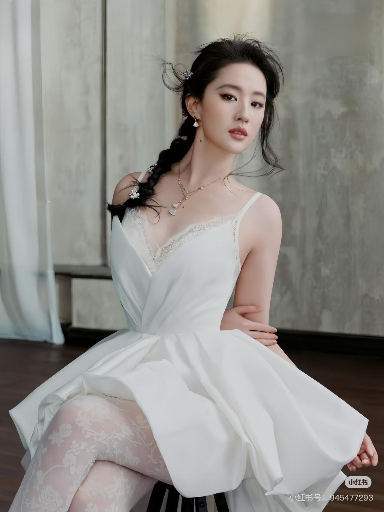 刷完刘亦菲猫人内衣广告后，我手痒去扒了扒这次代言的搭配细节。不挖不知道，一挖吓一