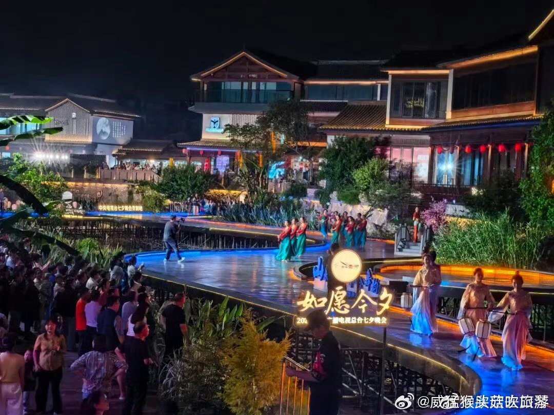 老街变身舞台在台州体验全民共舞的浪漫古朴老街摇身变为露天舞台，街坊邻里齐聚一堂翩