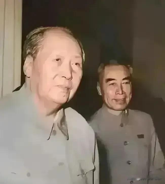 🙏请停留几秒，为伟人点个赞送朵花💐
《永远怀念毛主席周总理》
在数字的海洋里