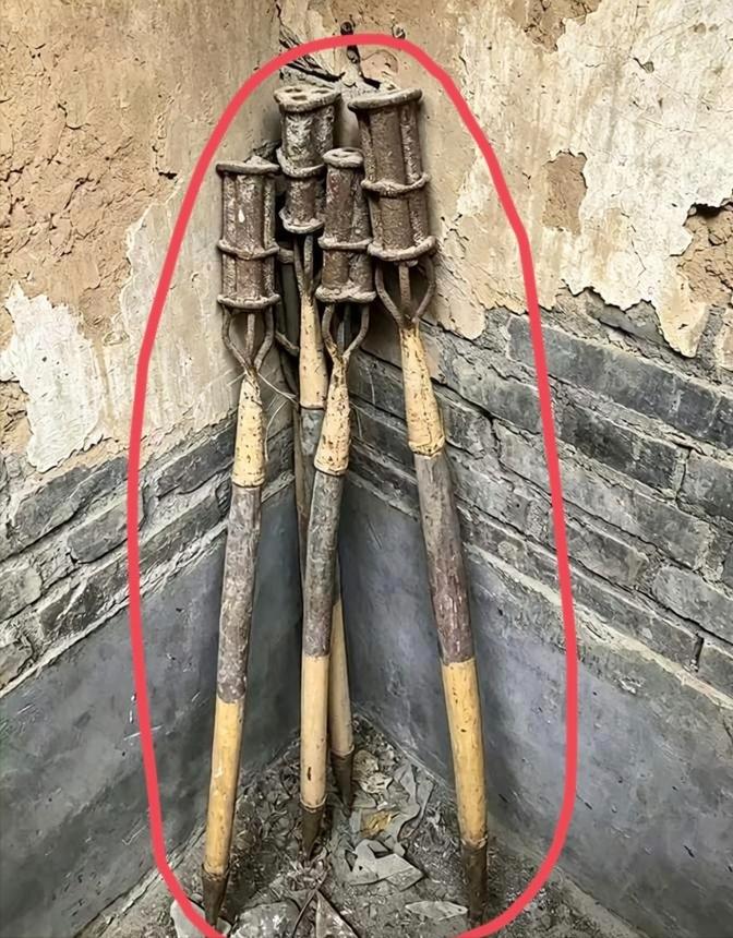 问了1000人，没有一个人认识，昨天回农村老家， 从老房子里翻出来的。 仨东西都