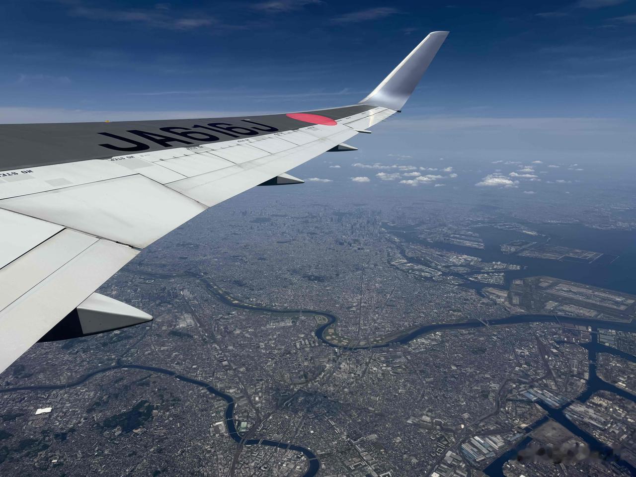昨天从东京回国，飞机上拍到的雪山，结果今天看新闻日本地震[捂脸][捂脸]。