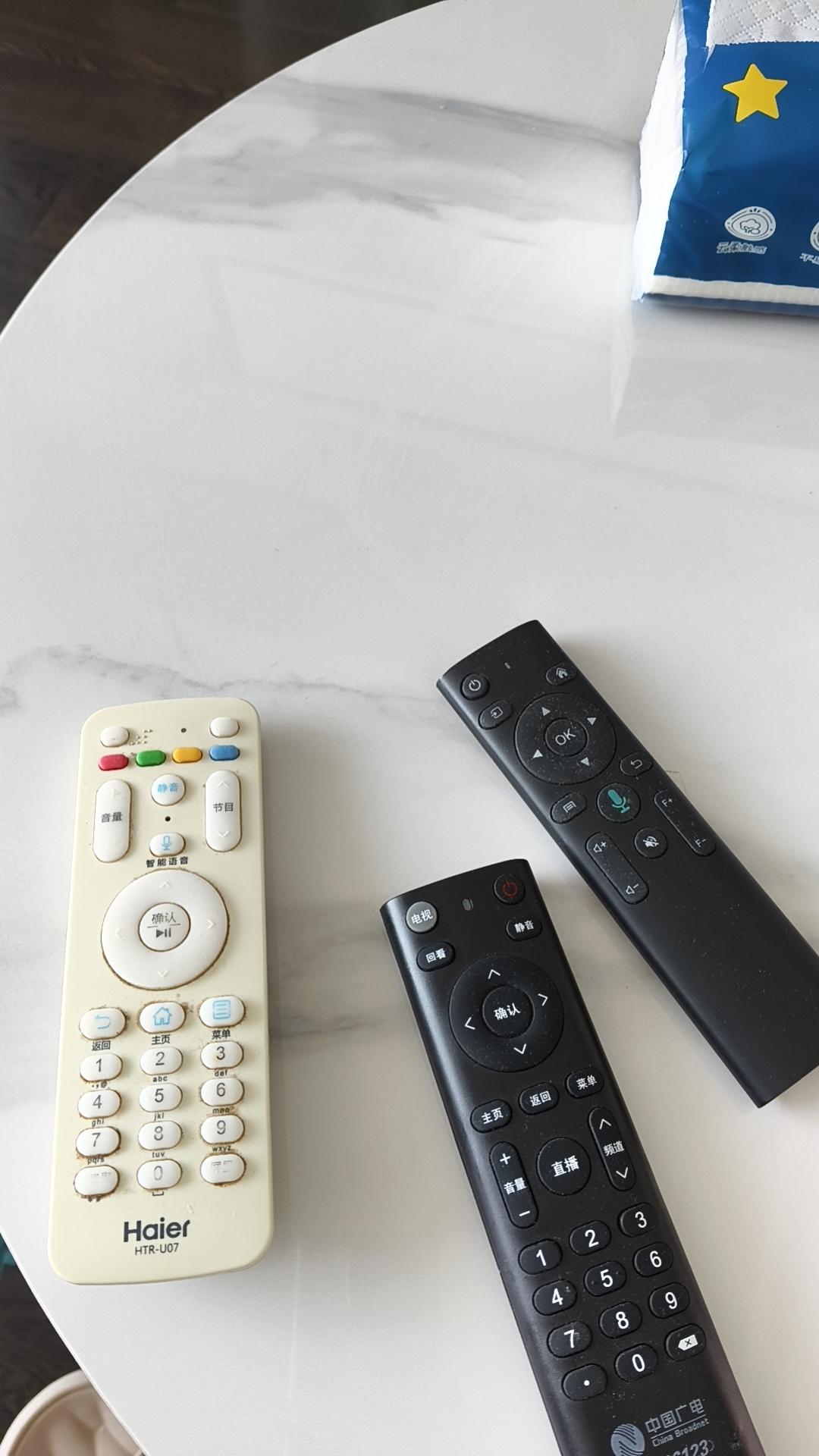 住民宿，四个遥控器，头简直大了，尤其电视遥控字和符号都磨没了，各个按钮按了半天都