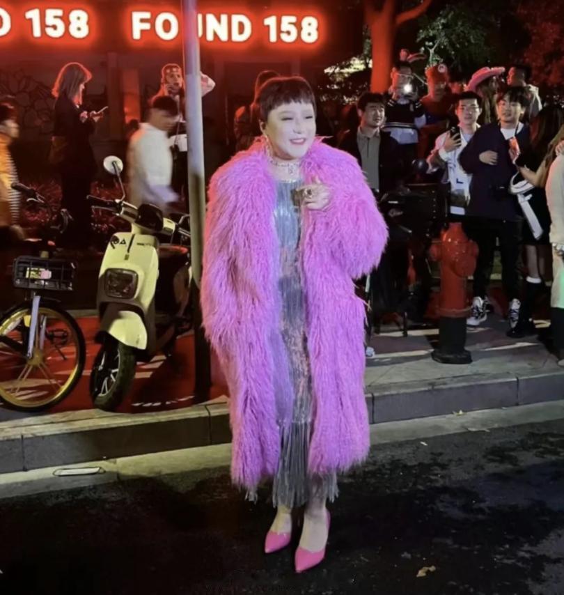 上海万圣节别的城市过万圣，上海直接上演万梗大集结！各路神 cos 轮番炸场，梗比