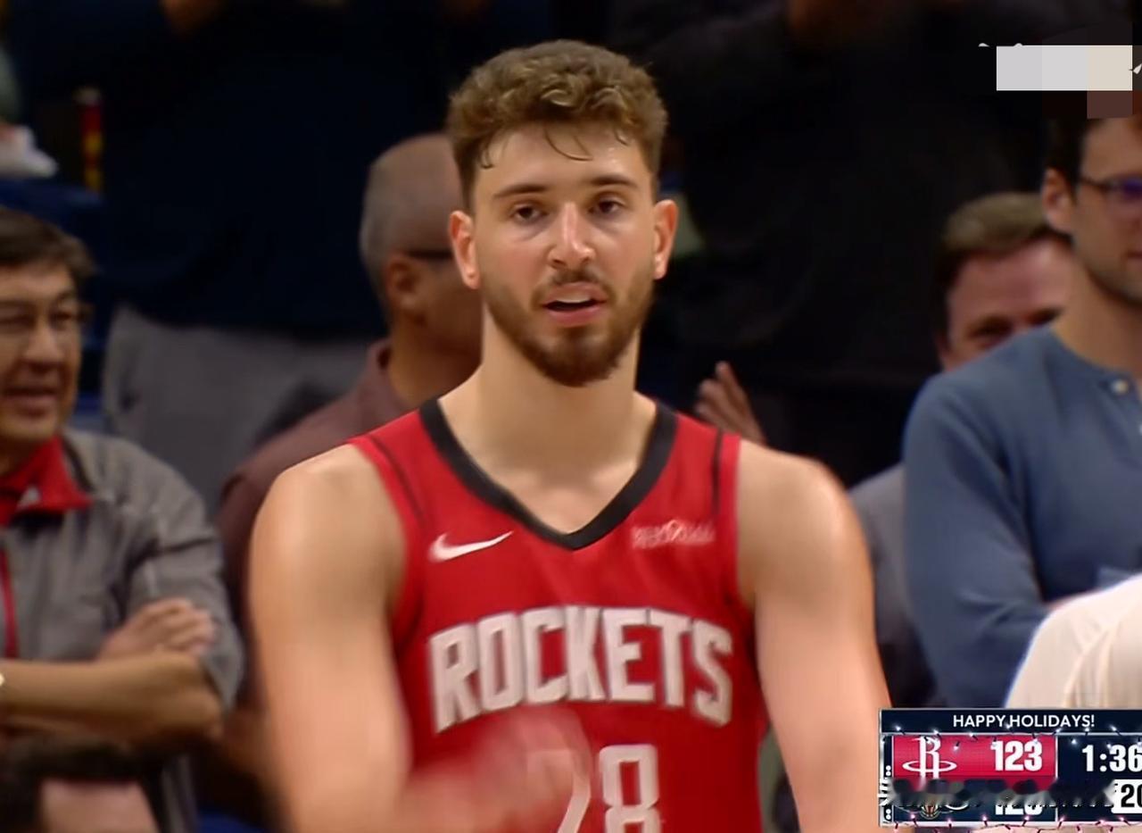 火箭更衣室正在发生三件不可思议的事。
小史密斯今天连续三次迎着防守人强投，赛后却