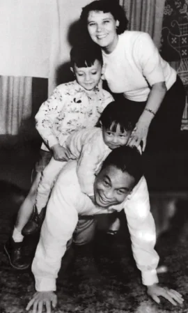 图1：蒋经国夫妇在家中与孩子嬉戏
图2：1950年代，台，蒋经国夫妇的合影
