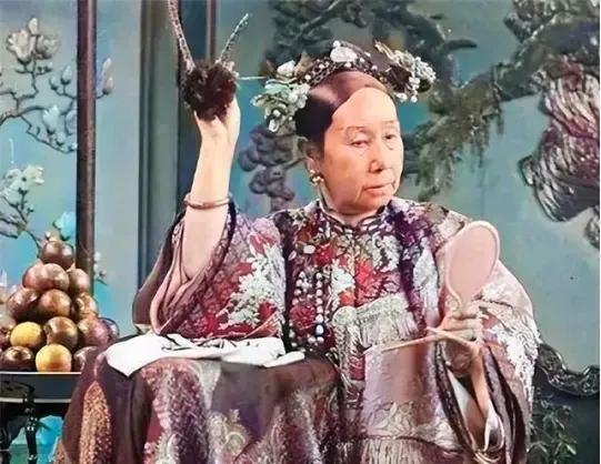 不要再被电视剧骗了，真正的慈禧太后是这样的。

照片中，她正对着镜子仔细打扮自己