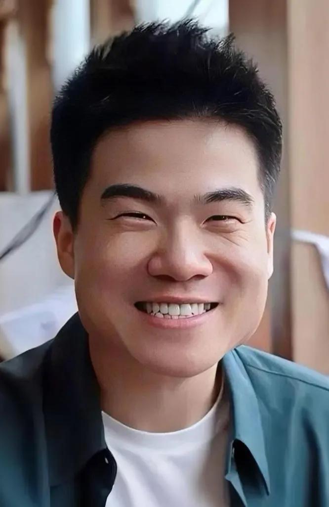 不论如何，董宇辉的父母应该是最幸福的人了。一个儿子开公司当老总，两口子衣食无忧，