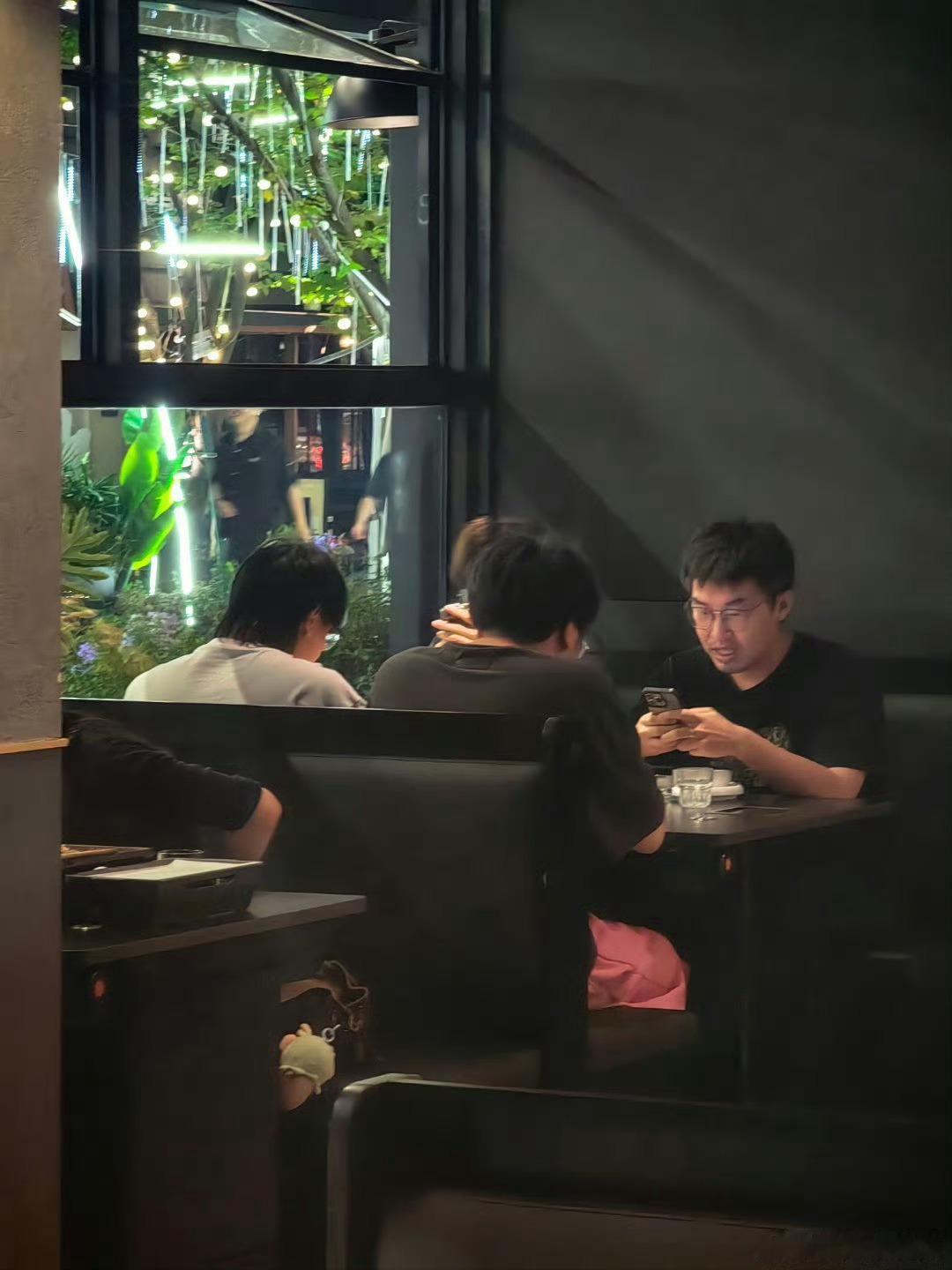 在成都偶遇fly和无双了电竞选手有自己的赛后三件套 谁懂啊！有网友在成都偶遇了f