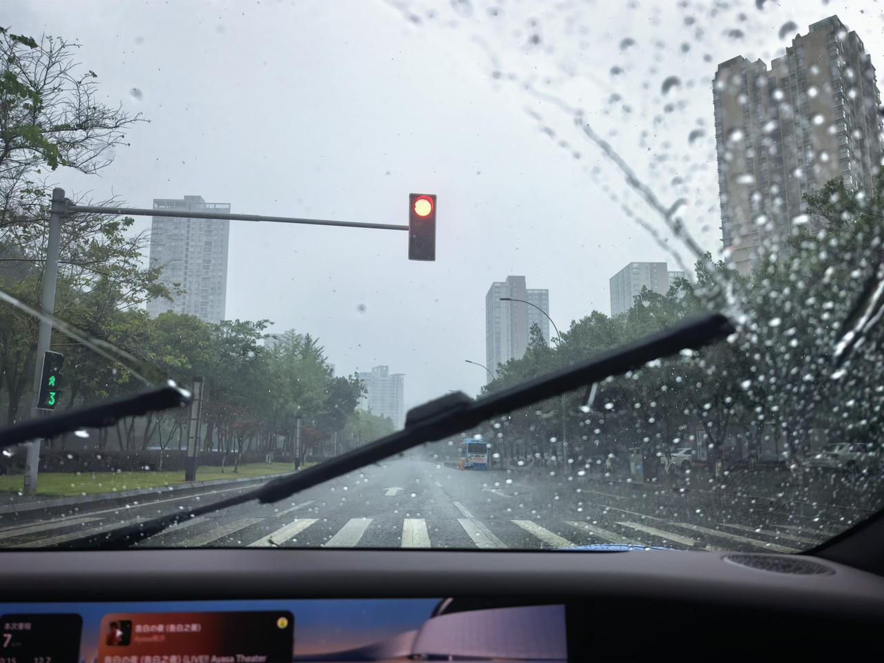 今天是高考的第1天，两江新区这边雨太大了，真担心今天高考的孩子们，虽然说温度不高