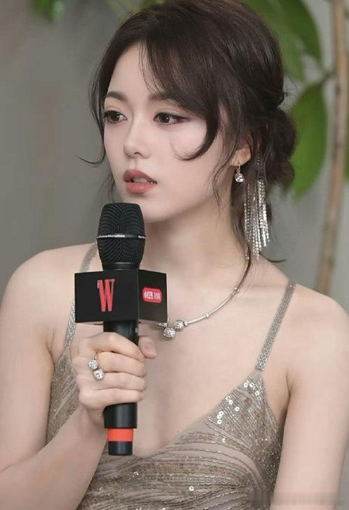 赵今麦造型师出来挨夸 赵今麦亮片吊带长裙 银色亮片裙似月光流淌，赵今麦站在那里，