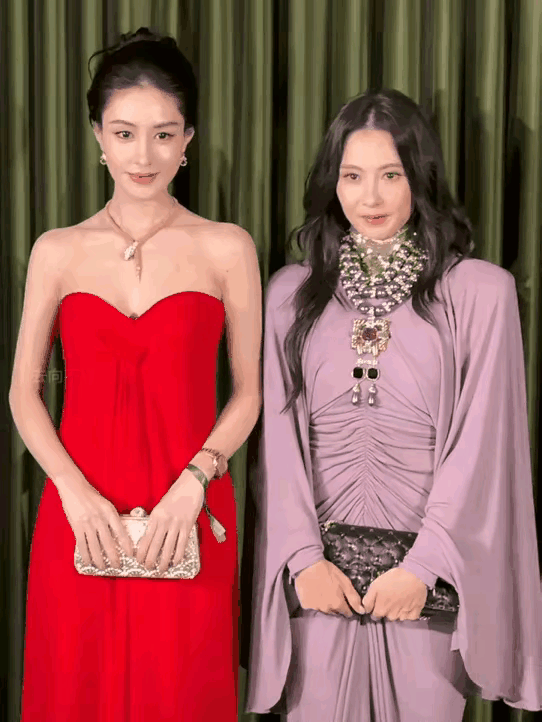 一场活动中，张柏芝和韩安冉同框，直接引发热议。
 
韩安冉一身正红色抹胸长裙，