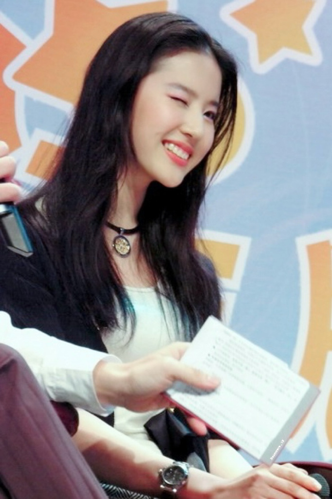 刘亦菲 刘亦菲是妥妥的甜妹一枚。有图为证！！刘亦菲