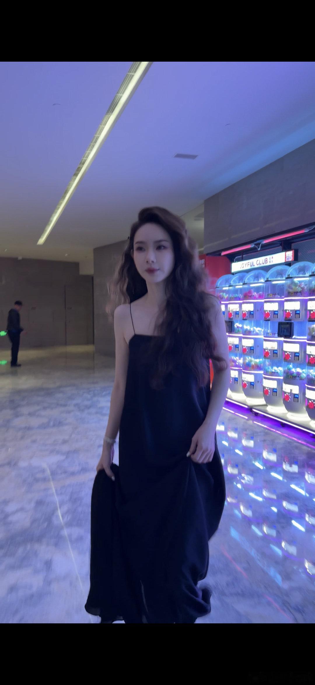 演员戚薇惊喜亮相北影节红毯，好久不见依旧状态亮眼，出演电影为我的心动买单女主夏临