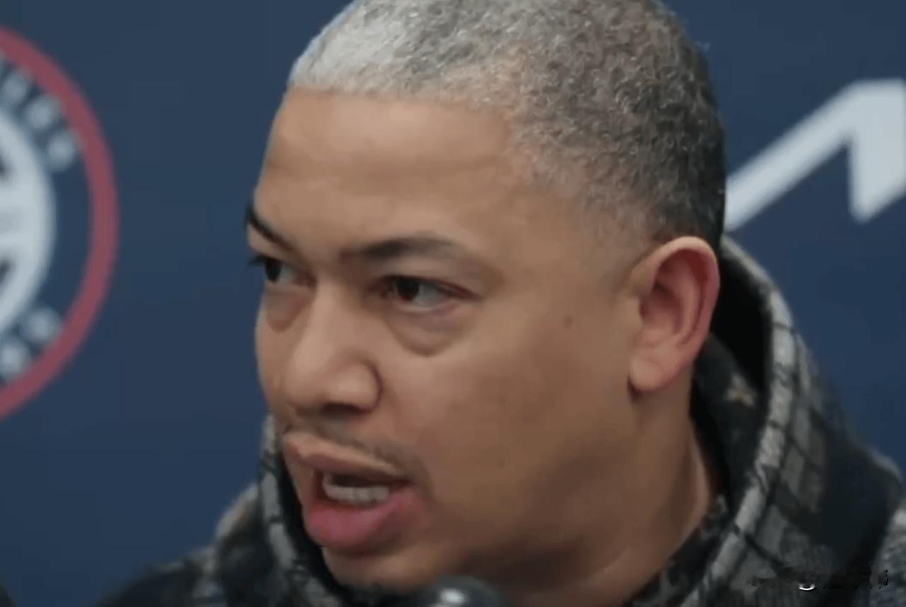 坏了！泰伦卢谈伦纳德又受伤了：

“这很糟糕。”

“他不小心踩到了场边观众的脚