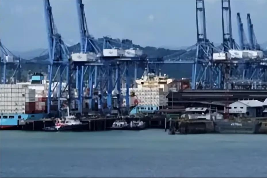 报应来得太快！巴拿马抢走中国港口，60%设备停工，油罐车在桥下炸了巴拿马强行抢走