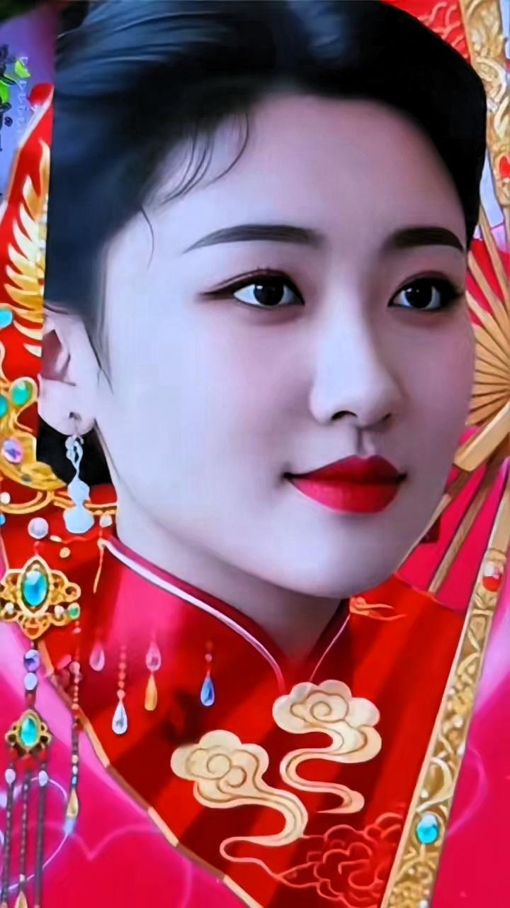 惊艳的古典美人，红衣金饰，尽显东方韵味！