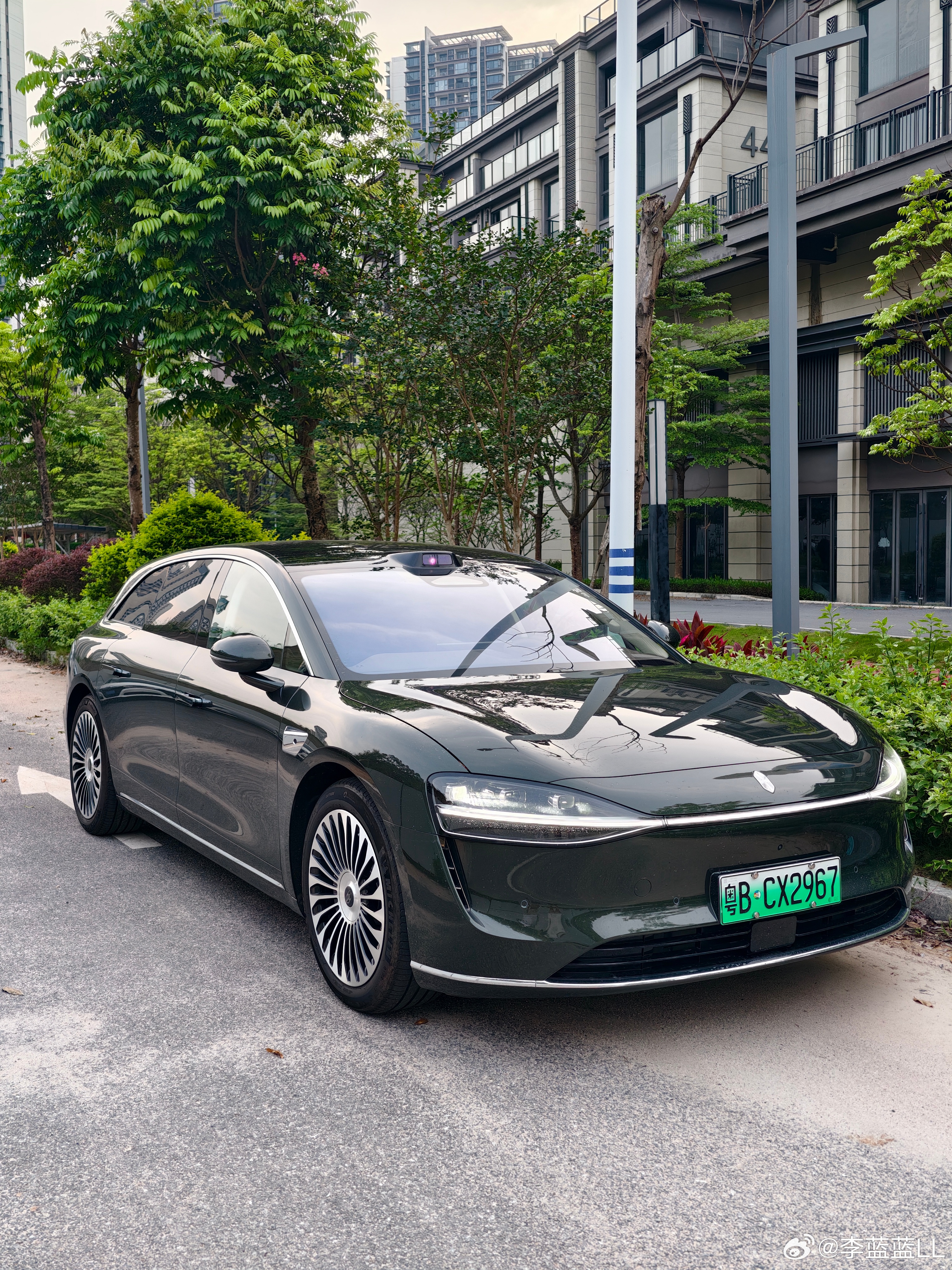 越看越喜欢享界S9T这个仙踪绿。这两天我把S9T停在外面了，落了一层灰，没想漆面