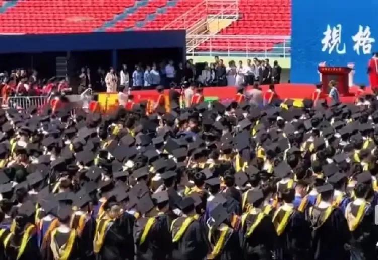 中国最牛的八所金饭碗学校，考上这辈子就不用愁了。
1、国防科技大学，一毕业即是军