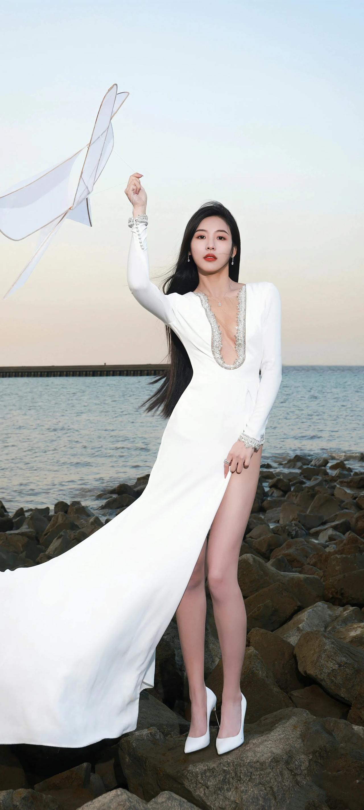孙芮一袭白色高开衩长裙，干净简