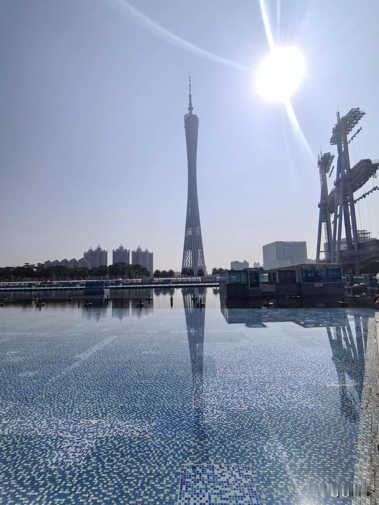 广州塔影：建筑与水面的市井间
 
广州塔高高耸立，如巨柱擎天。
阳光倾洒，它的影