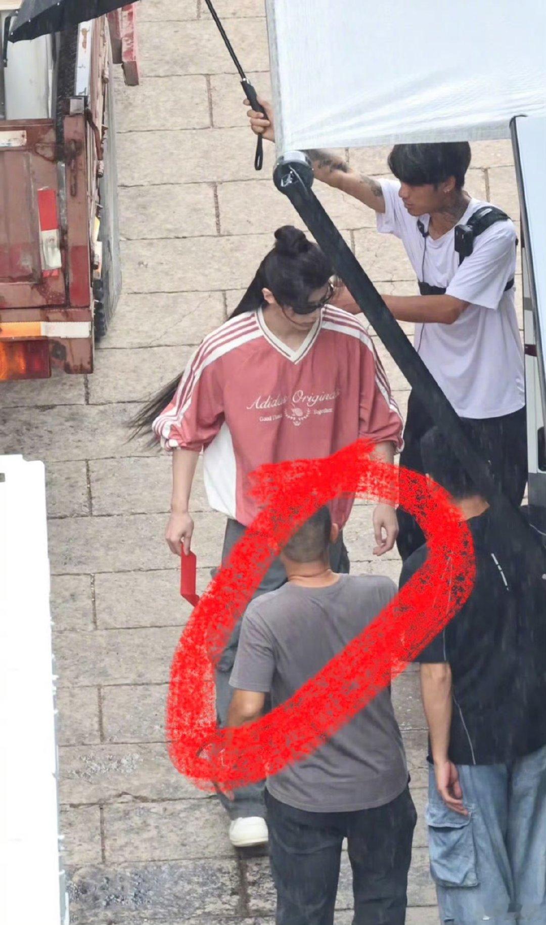 李兰迪何与新剧开机李兰迪何与新剧开机路透 李兰迪何与新剧开机路透 