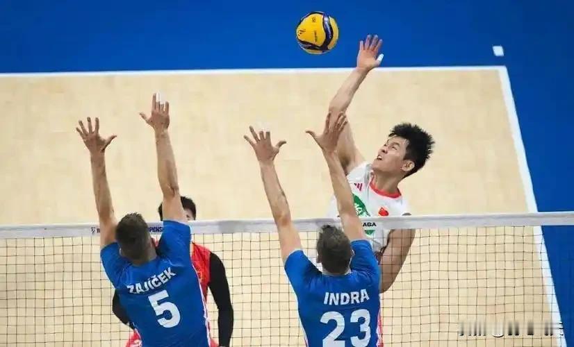 中国男排头名晋级八强
北京时间9月29日晚，亚运会男排小组赛，中国VS韩国。中国