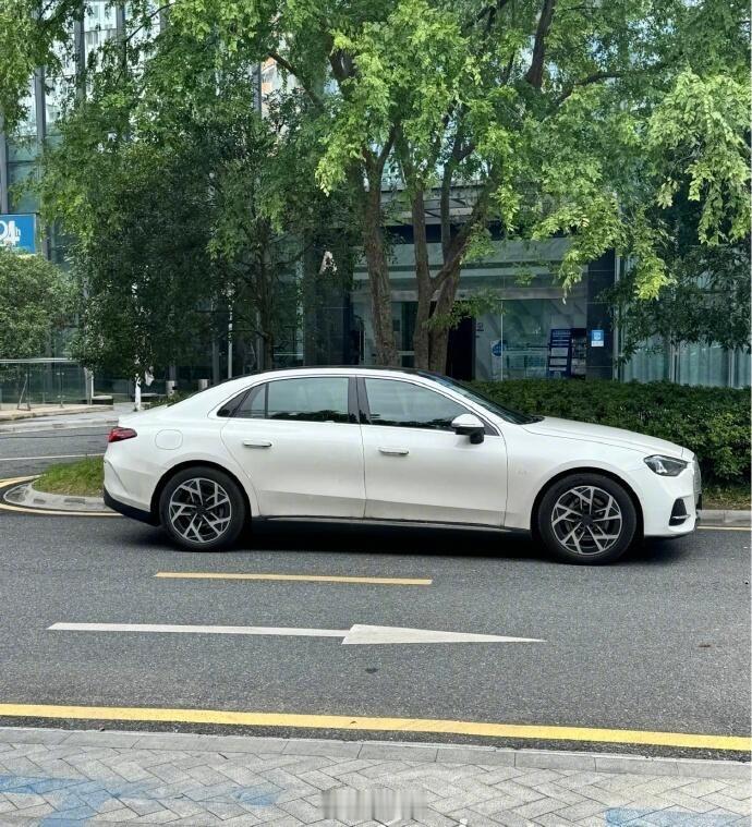 全新纯电奔驰C-Class亮相国内～网友们说丑，你们觉得呢？奔驰纯电c级全球首发