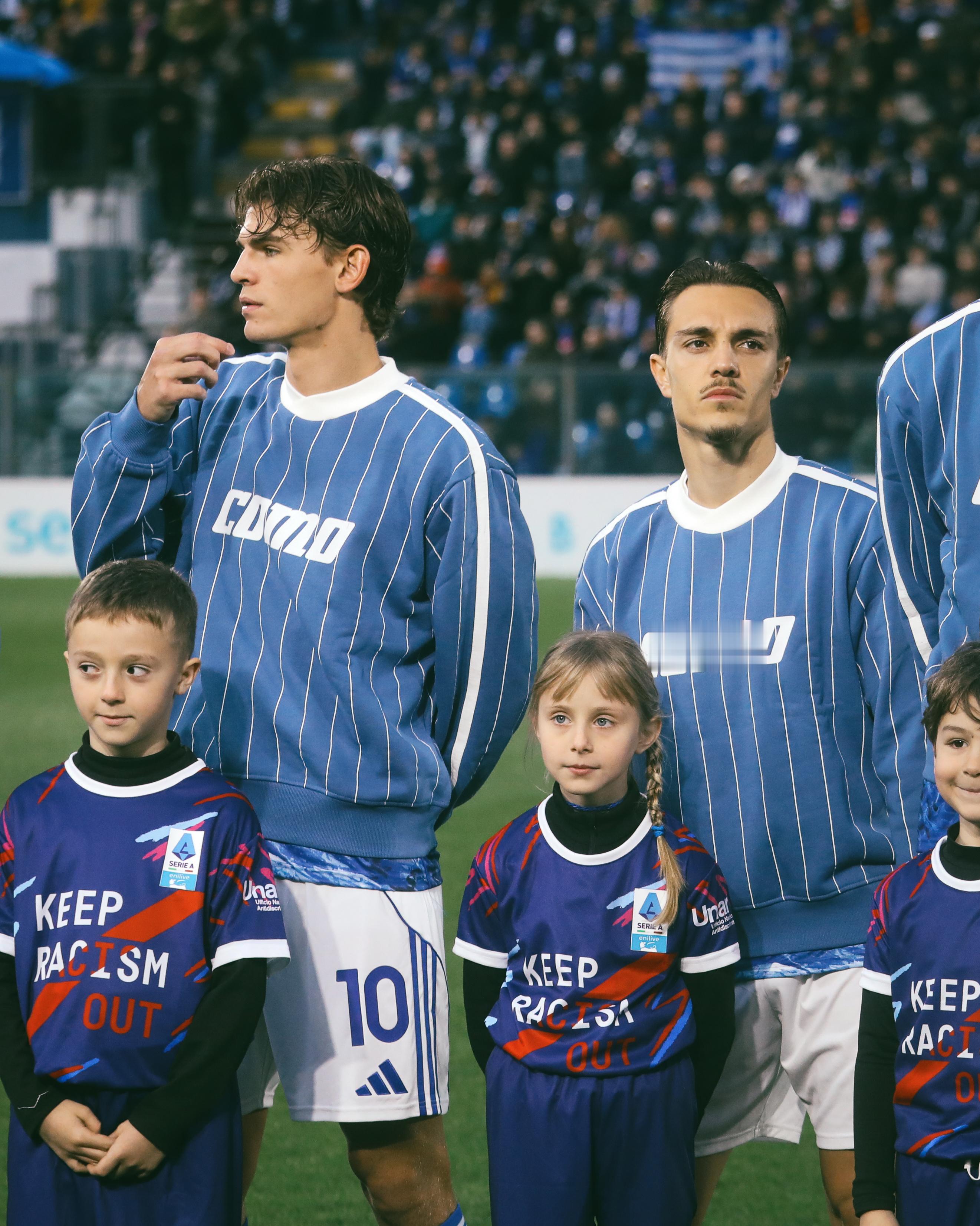 意甲，科莫身穿复古外套亮相球衣时尚