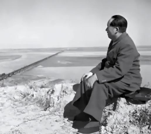 1949年，毛主席斥责丘吉尔：“你报复什么，你来我就打。”丘吉尔吃瘪没了下言
 
