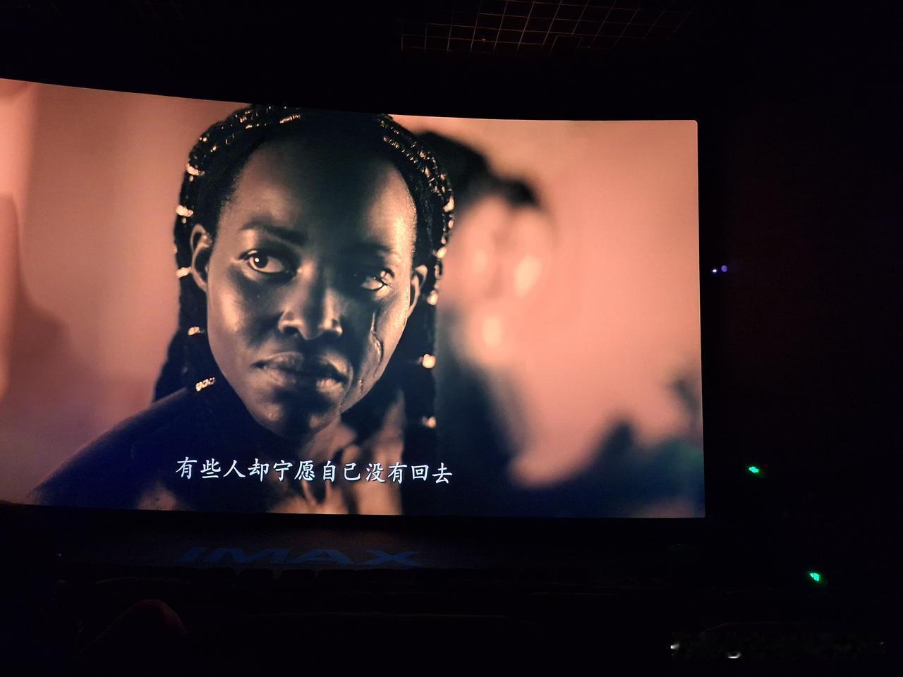 《奥德赛》中的美女海伦居然用黑人扮演，应该是导演诺兰反讽战争，解构“美人祸水”的