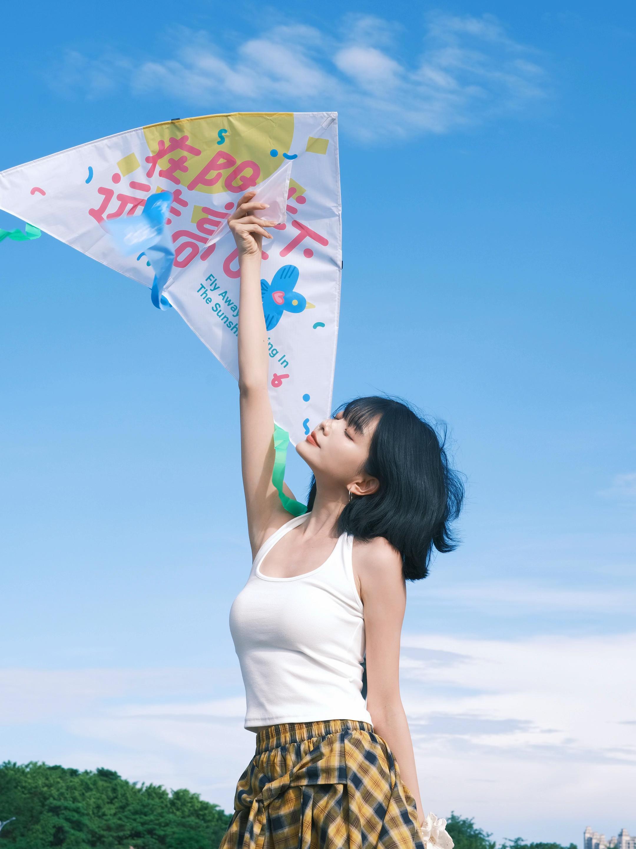 <p>夏天的味道 夏日 元气少女 风筝节放飞的是想象力 放风筝 </p>