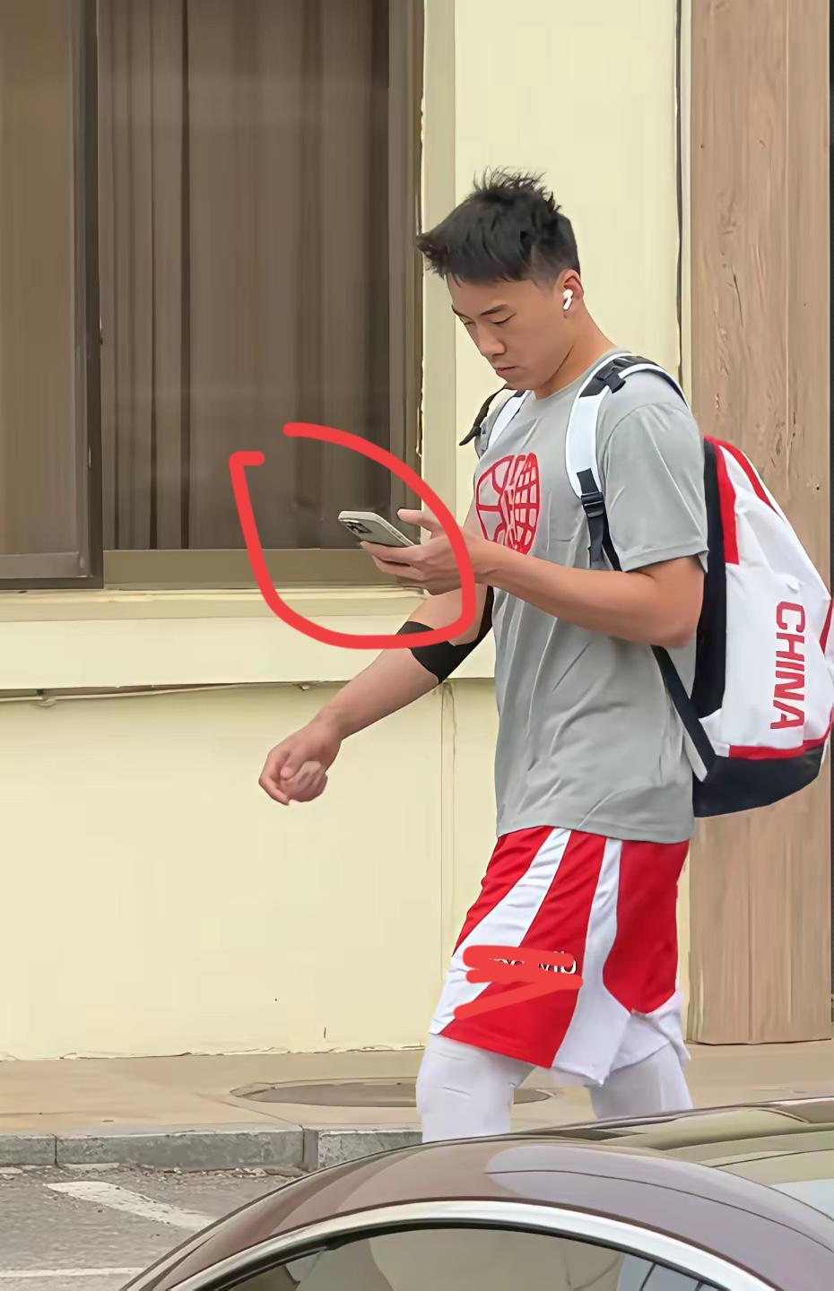 中国男篮队员王俊杰用的是什么牌子手机