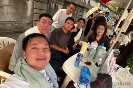 郑丽文深夜再探视绝食蓝营议员 ！

国民党台北市议员杨植斗与议员参选人等在凯道前