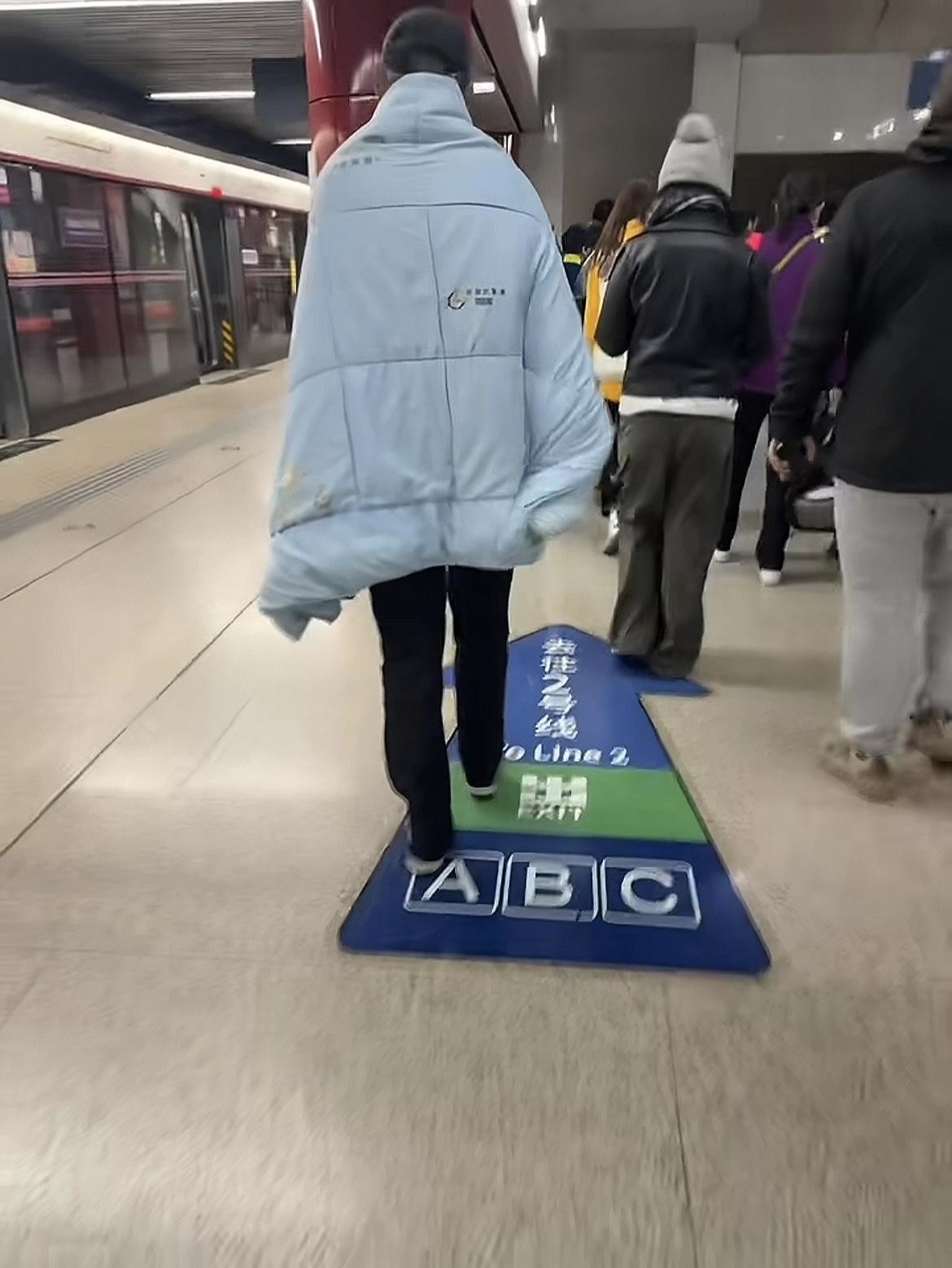 把大爷冻得披着棉被坐地铁了都[捂脸]

看到一个视频，北京地铁里，一个大爷可能因