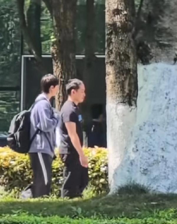 王曼昱今日回归成都国乒封训基地，与任浩教练边走边聊。看来曼昱已经休息调整好自己，